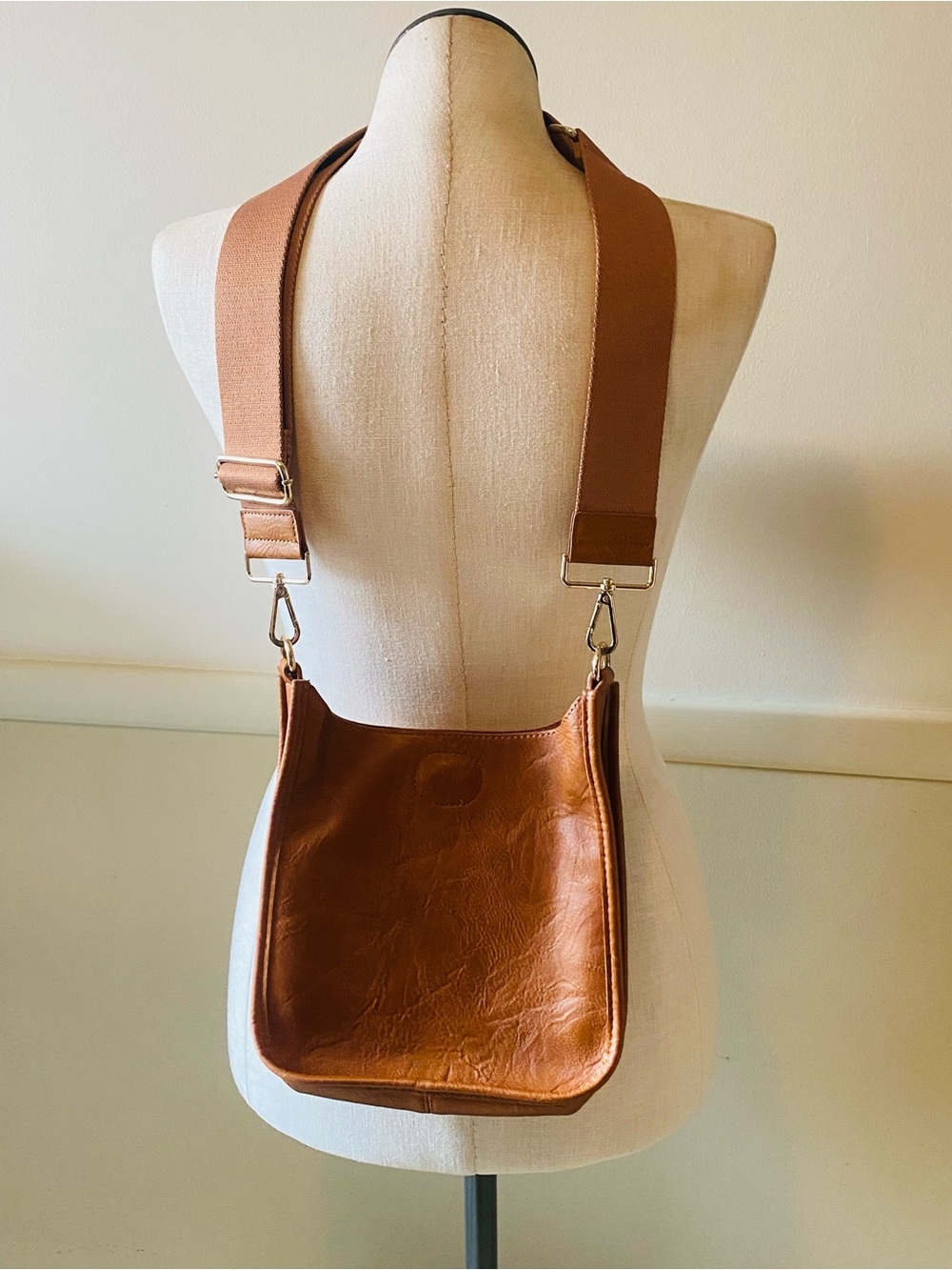 Classic Camel Brown vegan Leather Crossbody Bag with Wide Strap - Picture 3 of 4